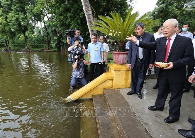 Tổng Bí thư Nguyễn Phú Trọng dâng hương tưởng niệm Chủ tịch Hồ Chí Minh