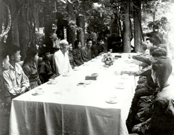 Chuyện kể của một phi công được Bác Hồ tặng huy hiệu