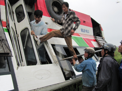 Xe khách lật xuống ruộng, 2 người chết, 12 người bị thương 