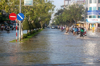 Cần Thơ: Nhiều tuyến đường ngập chìm trong nước