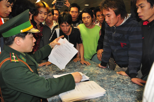 Đón người lao động từ Li-bi cập cảng Cái Lân