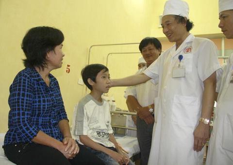 Bệnh nhân tạo hình thực quản đã tự ăn uống, được xuất viện