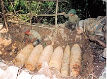 Làng “săn” bom đạn