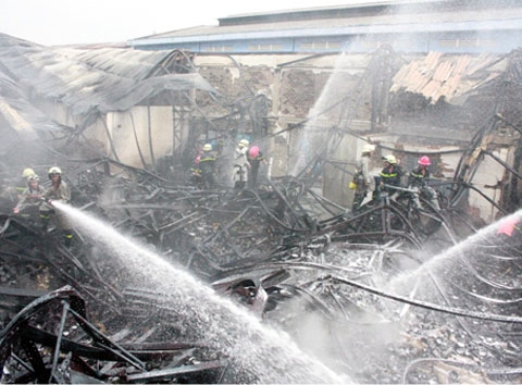 Huy động hơn 200 cảnh sát để dập cháy tại Công ty cổ phần sơn Á Đông, quận 8, TP HCM. 