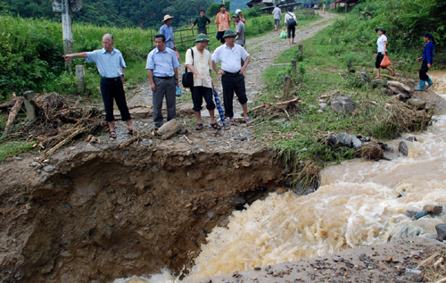 Khẩn trương tìm kiếm, cứu nạn, khắc phục thiên tai