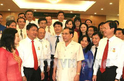 Tổng Bí thư Nông Đức Mạnh gặp mặt đại biểu Tập đoàn Dầu khí 