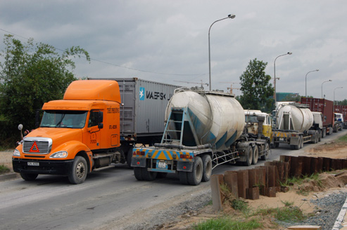 Tình trạng quá tải trên tỉnh lộ 25B (TP Hồ Chí Minh) 