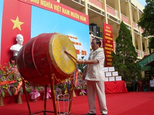 Tổng Bí thư Nông Đức Mạnh dự lễ khai giảng năm học mới