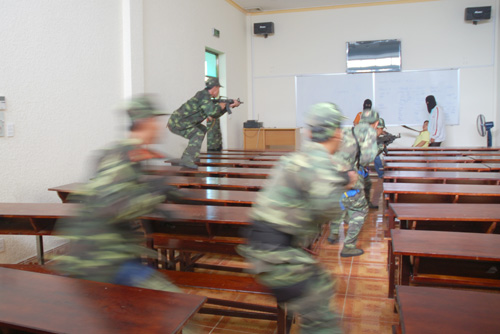 Bộ đội trinh sát luyện tập chống khủng bố