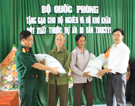 Những hạt gạo sưởi ấm tình quân dân