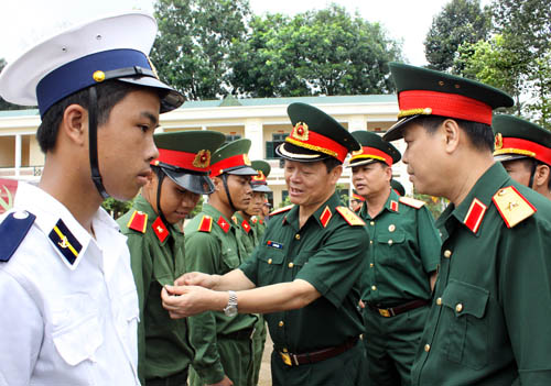 Lãnh đạo Bộ Quốc phòng thăm và làm việc tại Trường Sĩ quan Lục quân 2