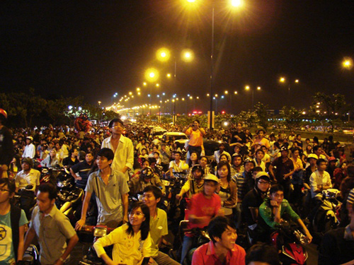 Hàng nghìn người đón năm mới ngoài trời