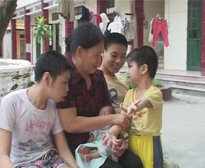 Người  mẹ và những đứa con côi