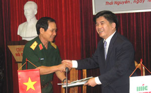 Ký kết hợp đồng bảo hiểm tai nạn quân nhân