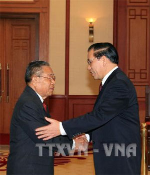 Tổng bí thư Nông Đức Mạnh tiếp đoàn đại biểu cấp cao Đảng và Nhà nước Lào