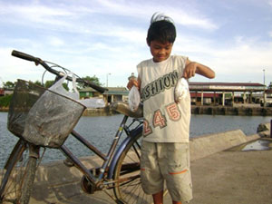 Cảng cá và những đứa trẻ