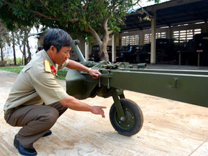 Lắp bánh xe phụ cho pháo 105mm