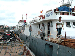 Đường ra Phú Quý còn nhiều gian nan