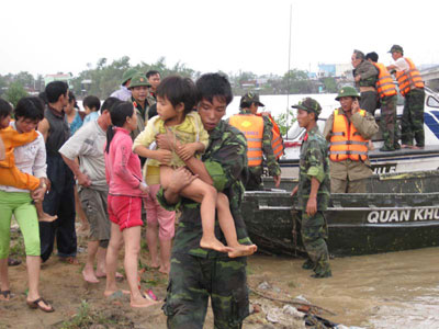 Những bước chân về vùng lũ