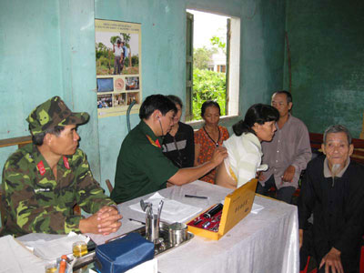 Quân về…sưởi ấm lòng dân