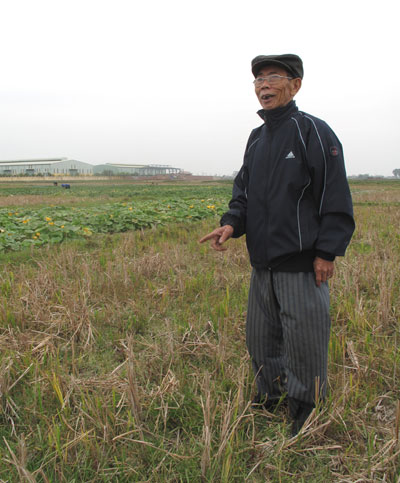 Từ “pháo đài bay” rơi xuống ruộng cày