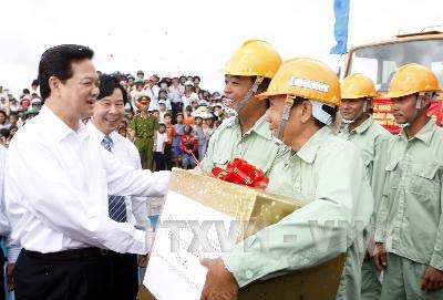 Thủ tướng Nguyễn Tấn Dũng phát lệnh khởi công xây dựng Luồng tàu biển trọng tải lớn vào sông Hậu