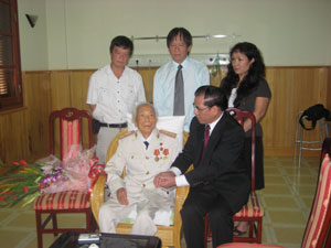 Lãnh đạo Đảng, Nhà nước và Quân đội chúc thọ Đại tướng Võ Nguyên Giáp