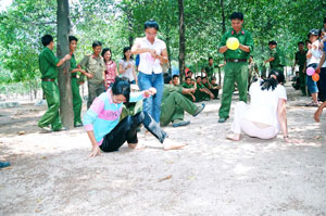 Tặng sổ tiết kiệm các đối tượng chính sách