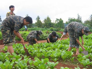 Lo cho chiến sĩ và cấp dưới trước