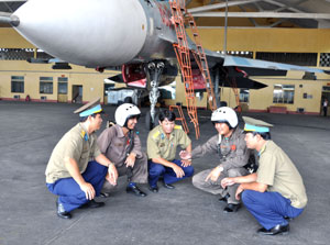 Máy bay huấn luyện gặp sự cố hạ cánh an toàn: Bản lĩnh, tự tin và sáng tạo