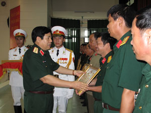 25 sư đoàn trưởng, chính uỷ sư đoàn đạt giải