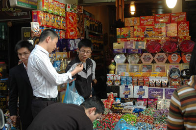 Giám sát chặt giá cả hàng hóa