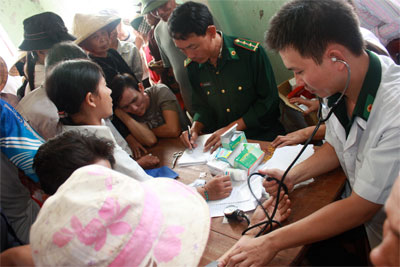 Đoàn cứu trợ do Báo Quân đội nhân dân tổ chức tiếp tục trao tiền, hàng cho bà con vùng lũ