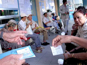 Khảo sát nghèo đô thị tại Hà Nội và TPHCM: Trên 56% dân di cư không có thẻ BHYT