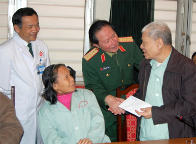 Lãnh đạo Bộ Quốc phòng thăm, tặng quà đối tượng chính sách