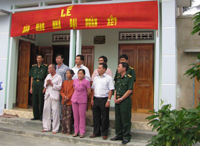 Bàn giao hai nhà đại đoàn kết