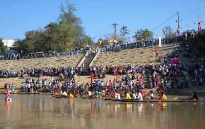 Đua thuyền độc mộc mừng Xuân Canh Dần