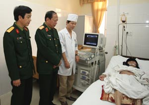 Lãnh đạo Tổng cục Chính trị thăm, chúc mừng các thầy thuốc quân đội