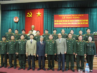 Trao Huy hiệu 60 năm tuổi Đảng tặng đồng chí Lê Khả Phiêu