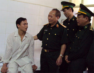 Y sĩ biên phòng dũng cảm bắt tội phạm được thăng quân hàm trước niên hạn