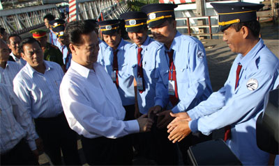 Thủ tướng đi chuyến phà cuối cùng trên bến bắc Cần Thơ