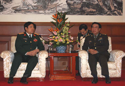 Đồng chí Từ Tài Hậu, Phó Chủ tịch Quân uỷ Trung ương nước CHND Trung Hoa thân mật tiếp Đoàn