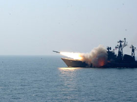 Ấn Độ hạ thủy tàu khu trục mang tên lửa “BraMos”