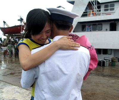 Tình cảm đất liền sâu đậm giữa Trường Sa