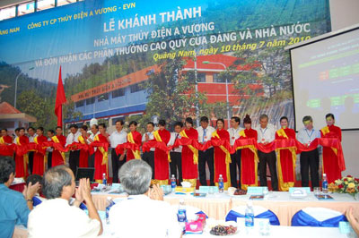 Thủ tướng Nguyễn Tấn Dũng cắt băng khánh thành Nhà máy thủy điện A Vương