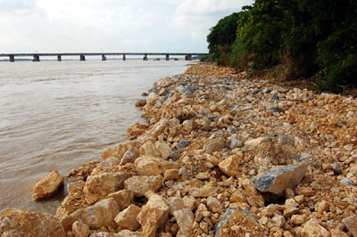 Chính quyền nỗ lực, người dân bất chấp nguy hiểm