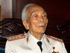 Đại tướng Phùng Quang Thanh, Ủy viên Bộ Chính trị, Bộ trưởng Bộ Quốc phòng chúc thọ Đại tướng Võ Nguyên Giáp 100 tuổi