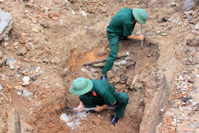 Những “dũng sĩ” phá bom ở Kon Tum