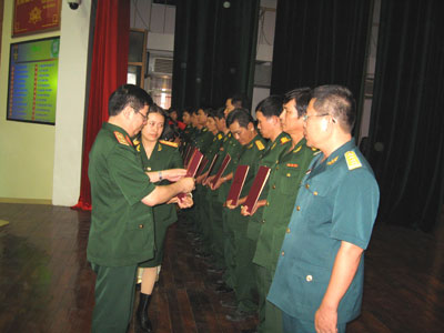 Tổ chức trao bằng tiến sĩ, thạc sĩ cho các khóa tốt nghiệp