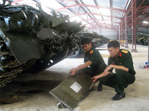 Bàn hỗ trợ kiểm tra, sửa chữa xe tăng